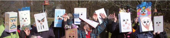 Kinder mit Schukartonmasken